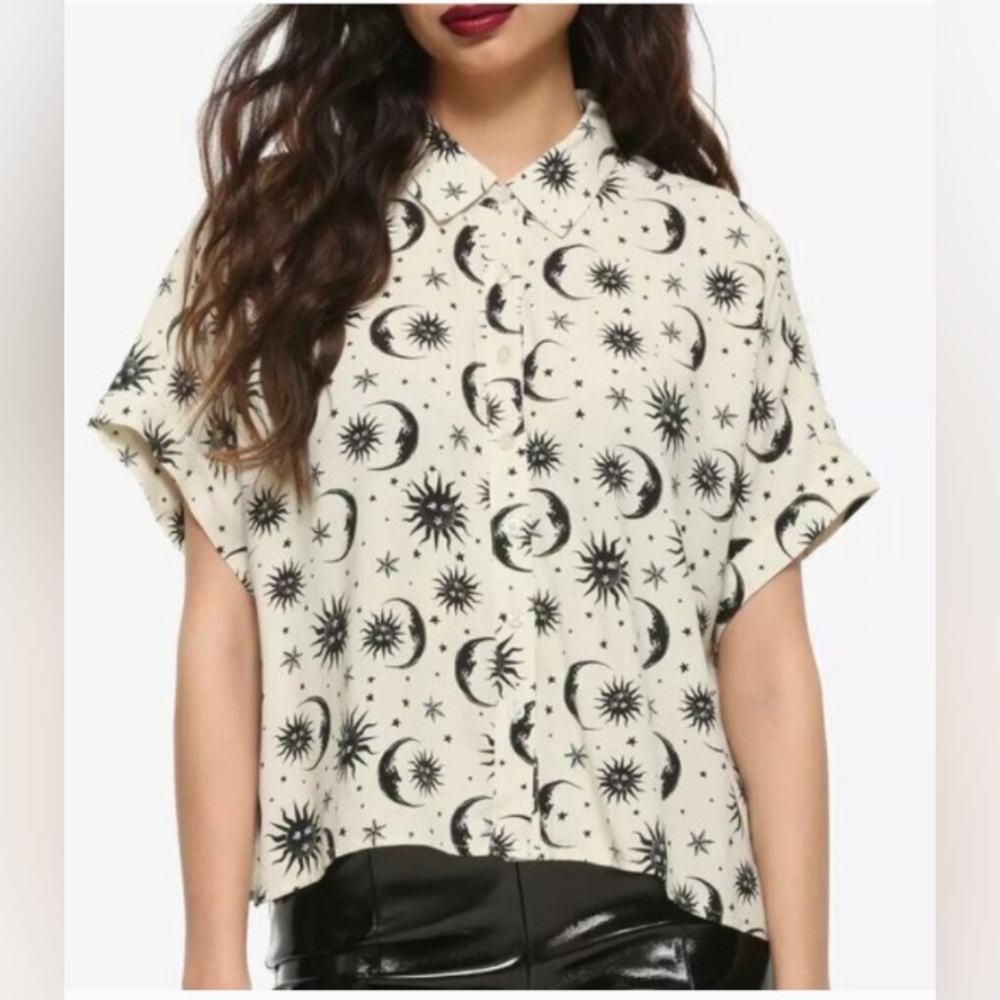 Hot Topic Cream and Black Celestial Cropped Button Down Shirt